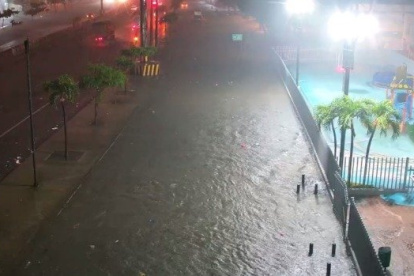 Las fuertes lluvias de la madrugada de este lunes 19 de octubre dejaron calles inundadas en distintos sectores de Guayaquil.