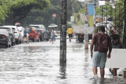 Desde aproximadamente las 03:00 de este lunes comenzaron a circular reportes ciudadanos sobre calles anegadas en diferentes sectores de Guayaquil.