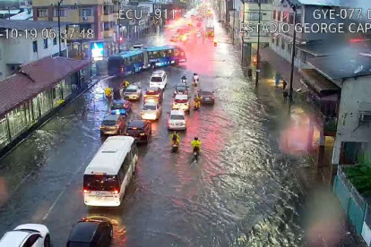La calle inundada en la zona del estadio George Capwell.