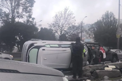Un vehículo se impactó contra el muro central del intercambiador de la avenida Simón Bolívar,