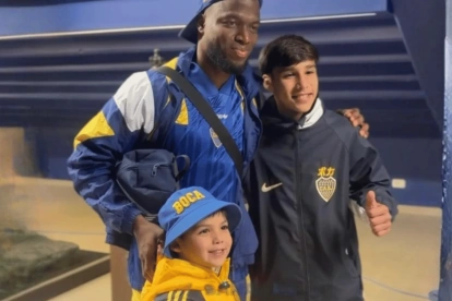 El delantero le regaló un gorro de Boca Juniors y una camiseta autografiada.