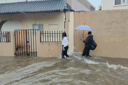 Las intensas precipitaciones registradas durante la madrugada del lunes 19 de octubre provocaron acumulación de agua en decenas de puntos de Guayaquil