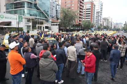 Los taxistas se concentraron en la avenida Shyris y Portugal, en el norte de Quito, este 19 de octubre de 2026.