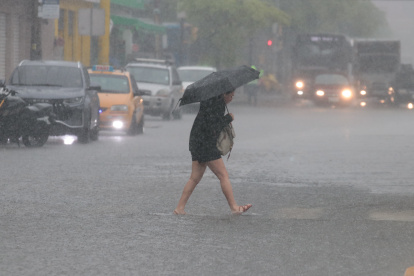 Paraguas en mano, un ciudadano camina bajo la intensa lluvia que sorprendió a Guayaquil este lunes 19 de octubre y complicó las actividades cotidianas en distintos sectores de la ciudad.