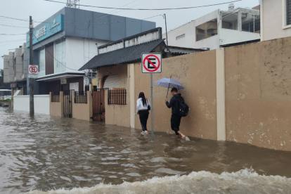 En sectores como Urdesa se registraron inundaciones este 19 de octubre de 2026.
