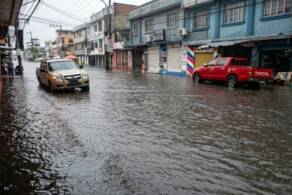 En la segunda etapa de El Recreo se evidenció acumulación de agua por la fuerte lluvia de este lunes 19 de octubre.