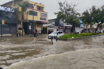 El agua se apoderó de varios tramos de las calles de Guayaquil, dejando una postal que vuelve a repetirse cuando las precipitaciones ganan intensidad.