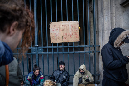 PARIS (Fran







































Manifestantes bloquean una entrada al Museo del Louvre para expresar su «apoyo» al movimiento de estudiantes de secundaria en París, Francia, el 19 de octubre de 2026, dos días después de que tuvieran lugar manifestaciones y disturbios en el marco de las protestas a escala nacional por el costo de la vida.