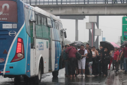 Movilizarse en bus se volvió complicado por la lluvia de este 19 de octubre de 2026.