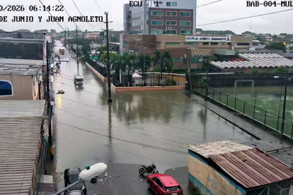 Las inundaciones se evidenciaron en varios barrios de Babahoyo la mañana de este lunes 19 de octubre.