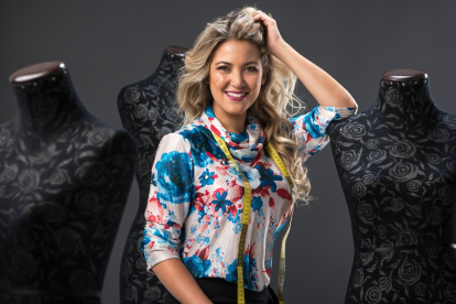 La diseñadora ecuatoriana Stephanie Ruiz presentól en Tailandia su obra de alta costura Herencia de Dos Tierras en la Global Thai Silk Exhibition 2026.