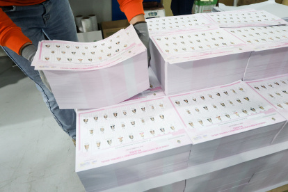 Mientras avanza el cierre del listad definitivo, el CNE continúa con la impresión de las papeletas.