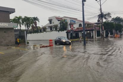 Un vehículo intentaba circular por un tramo inundado de la avenida Víctor Emilio Estrada, la mañana de este lunes 19 de octubre.