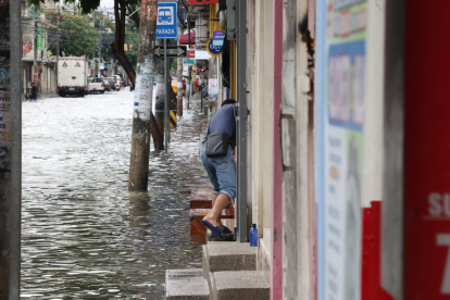Las lluvias en Guayaquil complicaron la movilidad este lunes 19 de octubre de 2026 y motivaron anuncios de suspensión en colegios particulares.