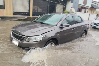 Un vehículo intentaba circular por un tramo inundado de la avenida Víctor Emilio Estrada, la mañana de este lunes 19 de octubre