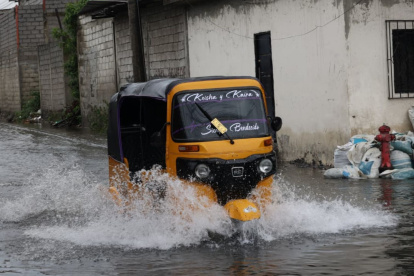 La advertencia fue emitida tras una jornada marcada por inundaciones y desbordamientos en distintas localidades del país