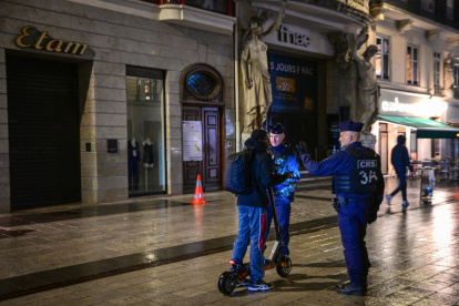 La policía custodia comercios tras las revueltas del fin de semana.
