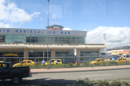 Vista del aeropuerto Mariscal La Mar de Cuenca, donde el colapso de un tramo del cerramiento perimetral motivó cierres viales temporales.