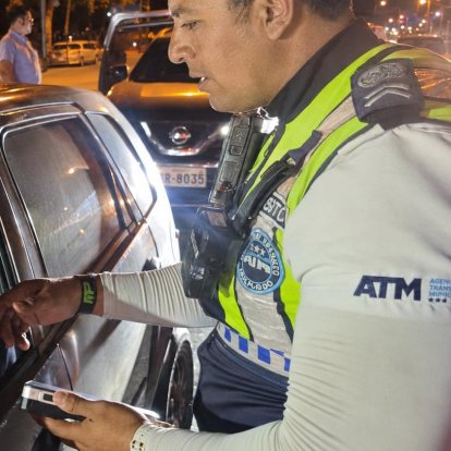 Operativo de alcoholemia en Guayaquil deja 10 conductores aprehendidos.