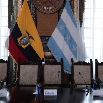 Imagen de la mesa donde sesionan los concejales, en el Salón de la Ciudad.