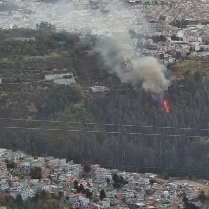 El incendio fue reportado este miércoles 16 de septiembre en el sector de La Tola, en la avenida Velasco Ibarra, en Quito. El fuego se registra en el mismo punto donde ocurrió otro incendio días atrás.