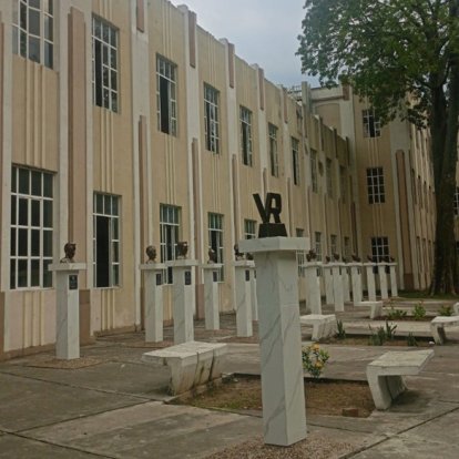 La Avenida de los Presidentes está ubicada en la acera sur del colegio Vicente Rocafuerte.