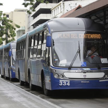 Un bus del sistema de transporte masivo Metrovía está involucrado en el atropellamiento de un hombre, quien falleció, en el centro de Guayaquil.
