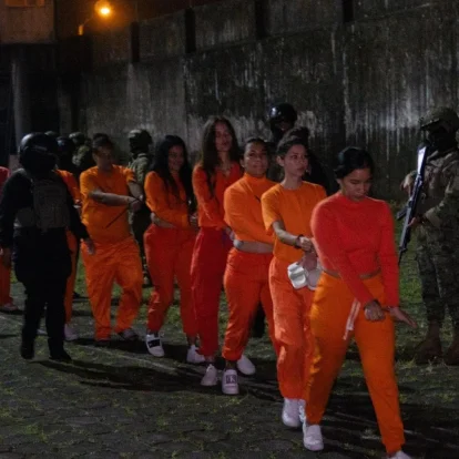 Entre el 7 y 8 de abril de 2026, un grupo de 62 mujeres privadas de libertad catalogadas como de alta peligrosidad