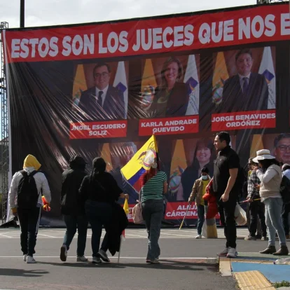 En agosto de 2025 aparecieron vallas gigantes con las fotos de los jueces de la Corte Constitucional en calles de Quito cercanas a la sede de la Corte.