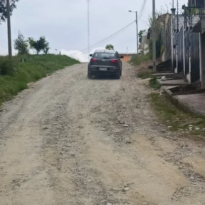 Calles de tierra y sin intervención marcan el abandono en el barrio Cacefca, donde vecinos aseguran haber aportado miles de dólares sin ver resultados.
