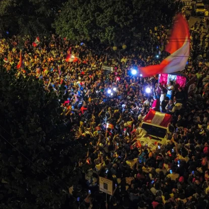 Fotografía aérea que muestra al candidato presidencial peruano ultraconservador Rafael López Aliaga durante una manifestación este martes 14 de abril en Lima.