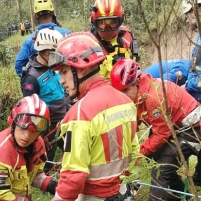 Unidades especializadas ejecutan labores de recuperación en una cascada de alta complejidad para rescatar el cuerpo de Gregory Krupa.