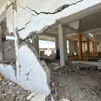 Aún en ruinas continúa el edificio de lo que fue la emblemática Unidad Educativa Eloy Alfaro, en Bahía de Caráquez, cantón Sucre, norte de Manabí