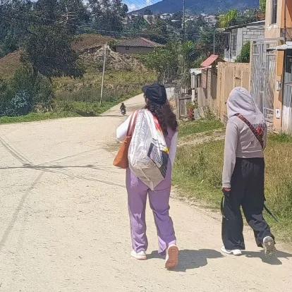 Calles por asfaltar son una tarea pendiente en el barrio Chamanal de Obrapía, en Loja.