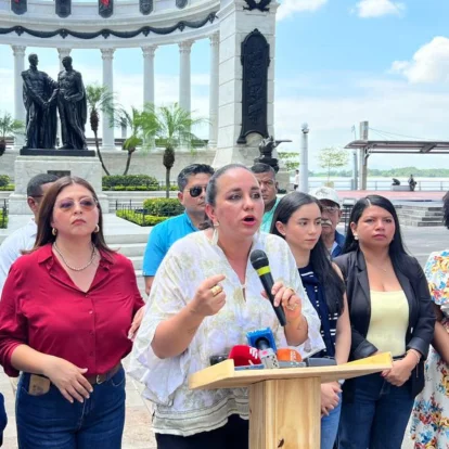 Gabriela Rivadeneira, presidenta de la Revolución Ciudadana, dio una rueda de prensa en el Malecón 2000.