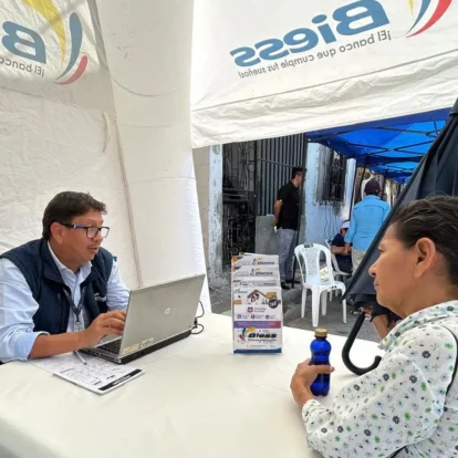 Una persona recibe asesoramiento sobre los créditos del BIESS.