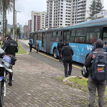 Policía Nacional y funcionarios municipales actuaron frente a la denuncia de un robo en una unidad de la Ecovía, el 21 de abril del 2026.