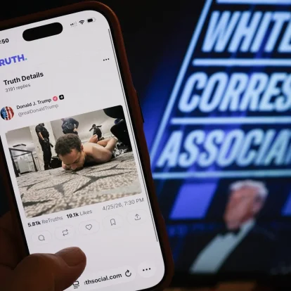 Un teléfono muestra una publicación de Truth Social del presidente de EE.UU., Donald Trump, con una imagen del presunto sospechoso de un tiroteo ocurrido durante la cena de corresponsales de la Casa Blanca.