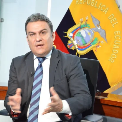 José Serrano permanece detenido en un centro migratorio de Miami mientras se define su situación judicial.