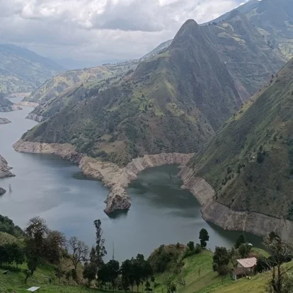 El embalse Mazar alimenta al complejo Paute Integral, que puede aportar más de 1.700 MW al sistema nacional.