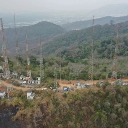 La afectación en los cerros de vía a la costa, entre ellos Cerro Azul, sigue ampliándose sin que se hayan generado acciones claras y efectivas para su control y amortiguamiento del impacto ecológico.