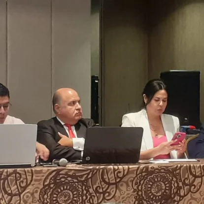 De la izquierda: Cristopher Barberán Torres, hijo del exgerente de Electroguayas, Manuel Barberán; Carlos Ortiz, exsubgerente de Producción de Celec, Karla Saud y José Walther Manrique, lobistas de Progen.