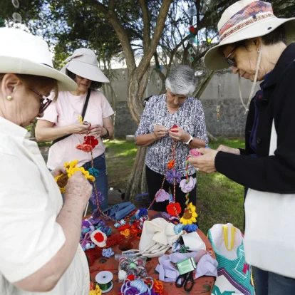 Las flores son el tejido emblemático de las crocheteras del barrio La Floresta.