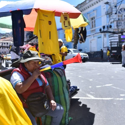 Las vuvuzelas mundialistas se han sumado al ruido generado por vendedores ambulantes.