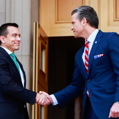 El presidente Daniel Noboa es recibido por Pete Hegseth, secretario de Guerra de los Estados Unidos.
