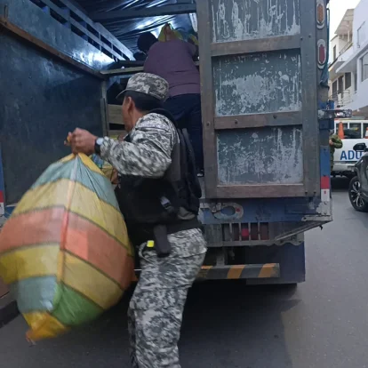 Cerca de cincuenta bultos de prendas de vestir fueron retirados de los establecimientos y trasladados a las bodegas de la Aduana para las investigaciones respectivas.