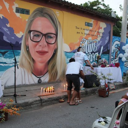 Junto al mural de Monika Silva los pobladores colocaron vela en su memoria