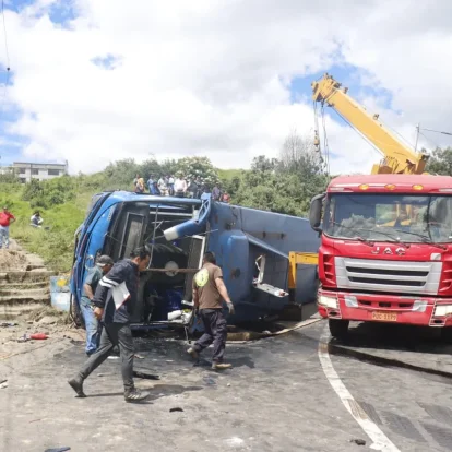 Bus de transporte urbano quedó volcado tras el siniestro registrado en Caupicho, sur de Quito.