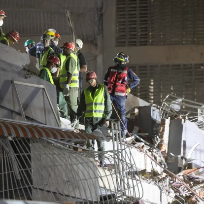 Equipos de rescate trabajan entre los escombros tras los terremotos que sacudieron Venezuela.