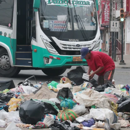 Insalubridad. Montículos de basura se acumularon ayer en distintos sectores de Durán tras la suspensión del servicio de recolección.